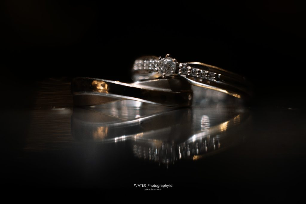 Inilah Alasan Mengapa Cincin Tunangan Dipakai di Jari Manis